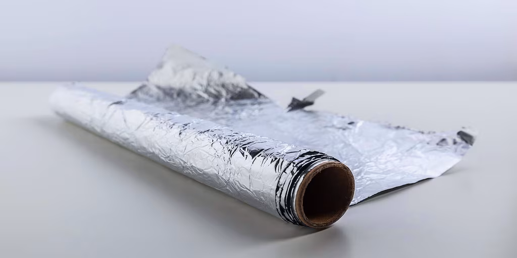 El uso de papel de aluminio en paredes explicado por especialistas en diseño
