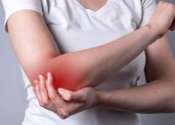 ¿Por qué sentimos "corriente" al golpearnos el codo o la rodilla? La ciencia lo explica - Foto: FisioSport