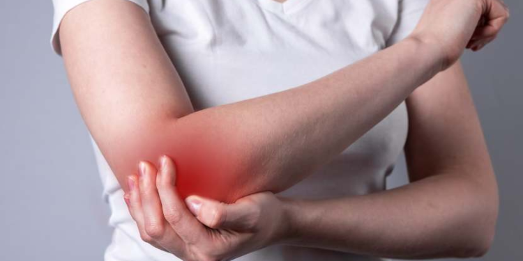 ¿Por qué sentimos "corriente" al golpearnos el codo o la rodilla? La ciencia lo explica - Foto: FisioSport