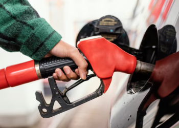 Error común al conducir puede hacer que su coche consuma hasta un 20% más - Foto: Freepik.