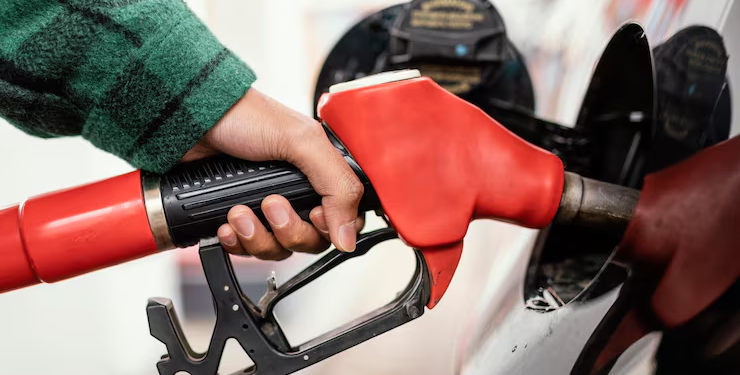 Error común al conducir puede hacer que su coche consuma hasta un 20% más - Foto: Freepik.