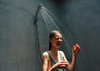 Ducha helada puede ayudar en el adelgazamiento, alerta especialista - Foto: Freepik