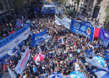 Gobierno aprueba jornada de trabajo de 12 horas por día y deja a la población indignada en este país