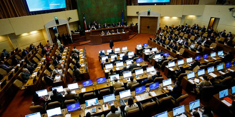 ¿Cuál es el sueldo mensual para ser político en Chile?