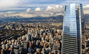 Mayor edificio de Chile tiene 300 metros de altura e impresiona a todos los que llegan al país