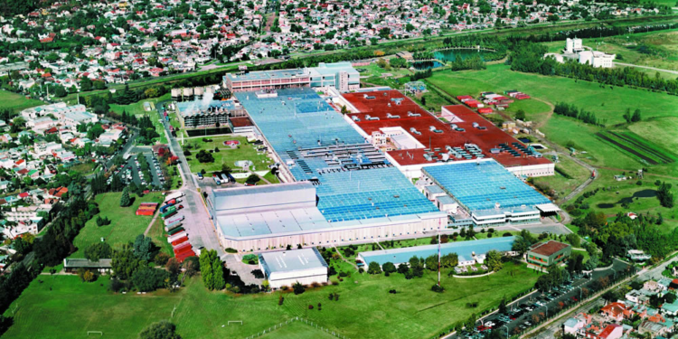 Mayor fábrica de neumáticos del país despidió a 900 trabajadores y cerró sus puertas en Argentina. Imagen: bloomberglinea.com