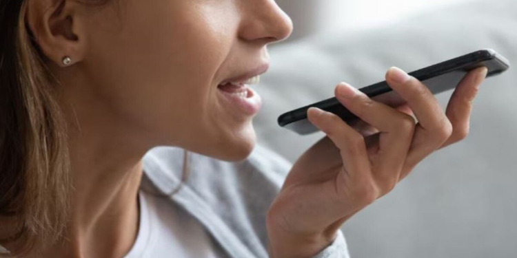 Qué significa cuando una persona prefiere enviar notas de voz en vez de mensajes de texto, según la psicología - Foto: Freepik