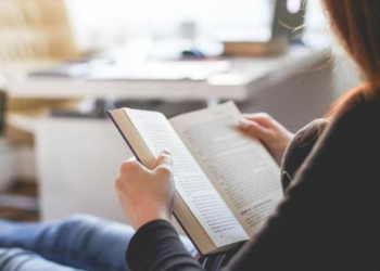 La psicología revela: preferir estar solo los fines de semana puede decir más sobre ti de lo que imaginas - Foto: Trueque Books