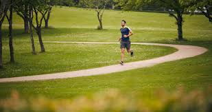 Entrenar al aire libre hace bien, pero puede ser peligroso si ignoras esto, dice médico - Foto: Optimilk