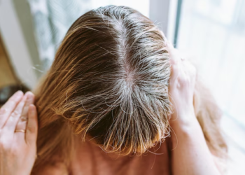 Canas podrían indicar que su organismo está combatiendo el cáncer, señala estudio - Foto: Freepik