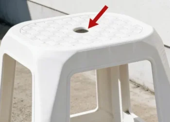 Descubre para qué fue diseñado el agujero en el medio de la silla de plástico