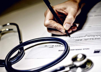 Médico ecuatoriano es detenido tras emitir 11.800 certificados falsos con un valor de $4.639.802.932 - Foto: Ciper Chile
