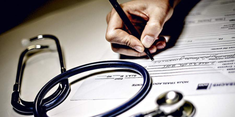 Médico ecuatoriano es detenido tras emitir 11.800 certificados falsos con un valor de $4.639.802.932 - Foto: Ciper Chile