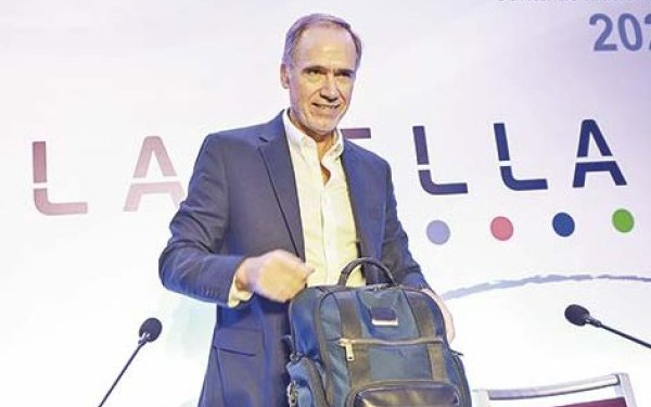 Agárrate de la silla antes de ver el salario que recibía Enrique Ostalé en Falabella - Foto: Diario Financiero