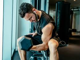 Por este motivo no deberías escuchar música mientras haces ejercicio - Foto: GQ España