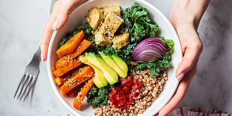 El grupo de alimentos que deberías eliminar de tu dieta para reducir el riesgo de cáncer - Foto: Welnia