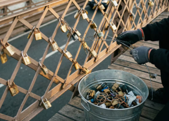 Tras gastar US$ 116.000 y aplicar multas de US$ 100 a los ciudadanos, retiran 450 kg de basura de un puente en este país - Foto: El imparcial