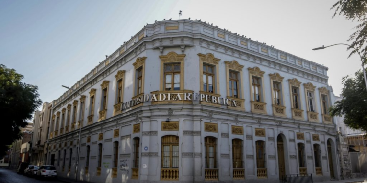 Gobierno decreta el fin de universidad en Chile y alumnos son informados de la decisión - Foto: La Tercera