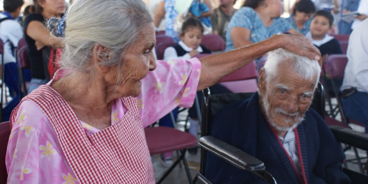 Gobierno aprueba nueva ley y adultos mayores de este país recibirán 6.400 pesos en los próximos meses - Foto: Milenio.com