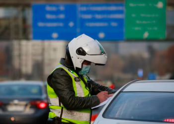 El permiso de circulación podría ser cancelado en Chile si no haces esto - Foto: La Tercera