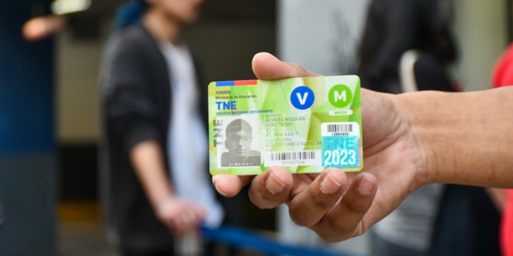 Gobierno aprueba ley en Chile y el transporte público será más barato para este grupo de personas - Foto: Canal13