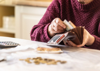 Ley ya está en vigor y el gobierno de este país cobrará impuesto a quienes lleven dinero en efectivo en la billetera - Foto: RTVE.es