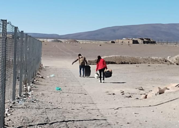 Mientras Donald Trump pinta de negro el muro en la frontera con México, Chile decide construir una barrera para separar el país - Foto: T13