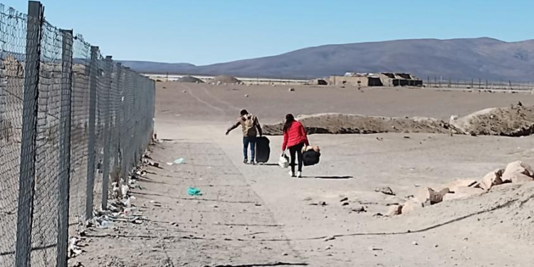 Mientras Donald Trump pinta de negro el muro en la frontera con México, Chile decide construir una barrera para separar el país - Foto: T13
