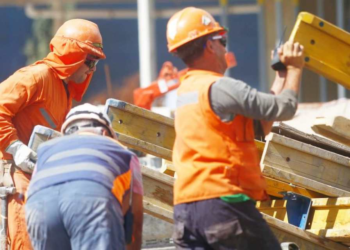 Gobierno no teme críticas y podría aumentar la jornada laboral en Chile - Foto: Portal Innova