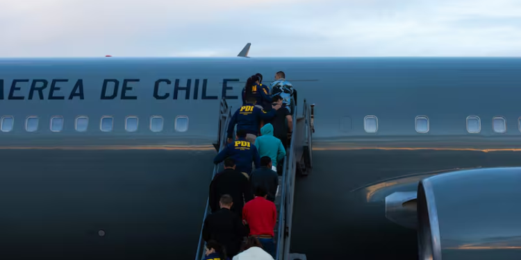 Donald Trump no esperó ni un día más y envió a 354 chilenos de regreso - Foto: La Tercera