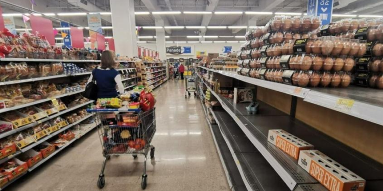 Feriado podría ser cancelado en Chile y ciudadanos ya se preparan para salir a las calles - Foto: T13