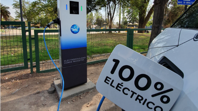 Más de 8.700 conductores en Chile recibirán un nuevo beneficio al carga batería y pocos lo saben - Foto: La Tercera