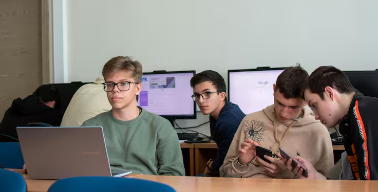 Educación digital llega a su fin en este país y los libros serán retomados tras decisión del Gobierno - Foto: Cadena Ser