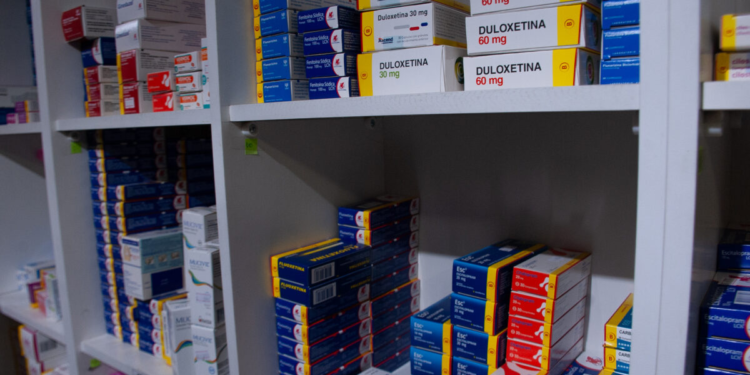 Alerta para quienes compran medicamentos en Chile: este fármaco ya escasea en farmacias - Foto: The Clinic