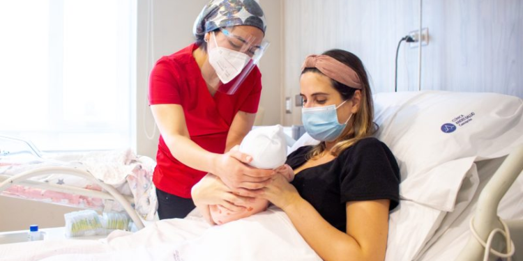 Mientras Chile enfrenta una crisis de natalidad, el teletrabajo surge como posible solución - Foto: Clínica Andes Salud