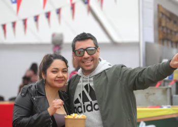 Mientras en Argentina el 72% de las personas se consideran felices, en Chile la alegría es aún mayor - Foto: La Tercera
