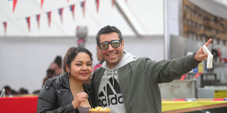 Mientras en Argentina el 72% de las personas se consideran felices, en Chile la alegría es aún mayor - Foto: La Tercera