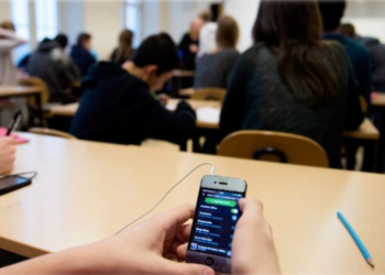 Chile da marcha atrás en decisión que había tomado sobre el uso de celulares en las escuelas - Foto: UOH