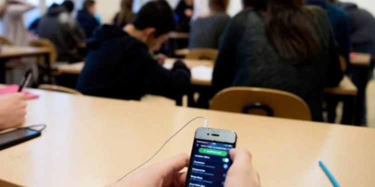 Chile da marcha atrás en decisión que había tomado sobre el uso de celulares en las escuelas - Foto: UOH