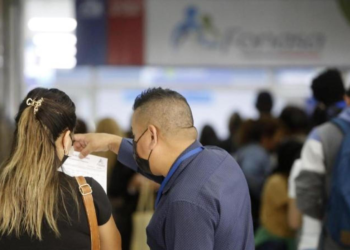 Nueva ley ya está en vigor y quienes tienen beneficio de salud podrán extenderlo a sus familiares - Foto: Canal 13