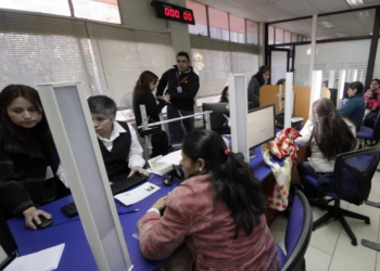 Mientras 13.000 funcionarios públicos visitaron un casino durante licencia médica, 359 trabajadores serán juzgados este lunes - Foto: El Líbero