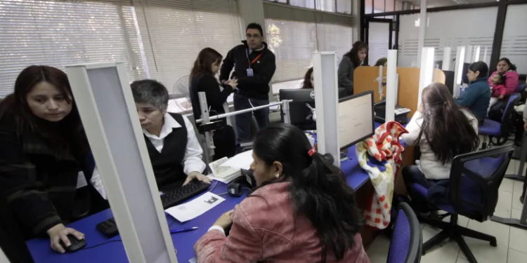 Mientras 13.000 funcionarios públicos visitaron un casino durante licencia médica, 359 trabajadores serán juzgados este lunes - Foto: El Líbero