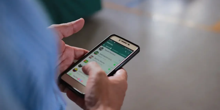 Mark Zuckerberg divulga información y WhatsApp dejará de funcionar en Chile - Foto: Forbes México