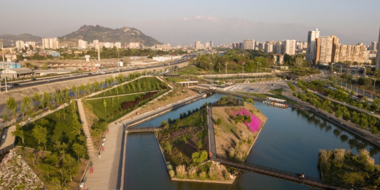 Tiene 130 mil metros cuadrados, una laguna gigante y más de 2.000 especies de plantas: todo esto a pocos minutos de Santiago - Foto: La Tercera