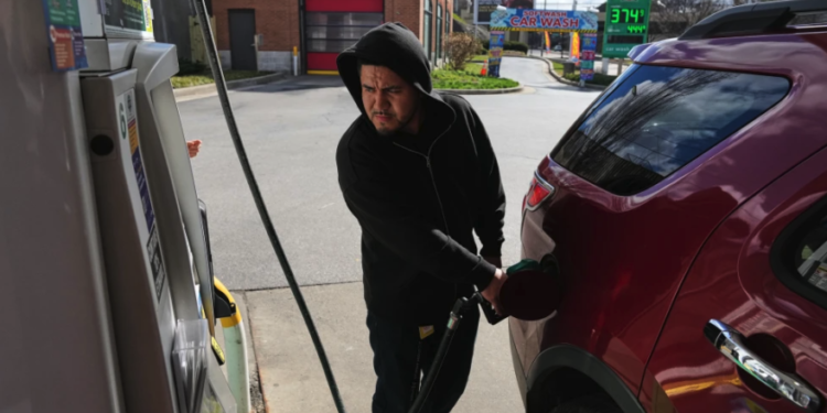 Kast revierte decisión sobre el precio de la gasolina en Chile - Foto: KPBS