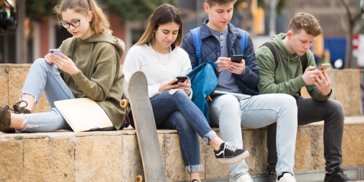 Investigadores indican que pasar demasiado tiempo desplazándose por las pantallas podría causar infelicidad en los jóvenes - Foto: Ser Padres