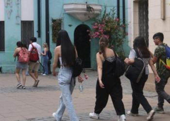 Ley ya está en vigor en Chile y quienes tienen 18 años o más pueden inscribirse para recibir un bono del gobierno - Foto: Canal 13