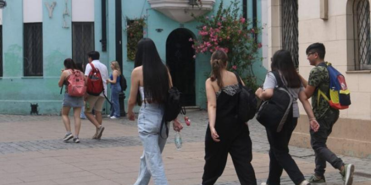 Ley ya está en vigor en Chile y quienes tienen 18 años o más pueden inscribirse para recibir un bono del gobierno - Foto: Canal 13