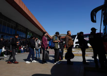 No bastaba el precio de la gasolina: Chile confirma otro aumento que afectará directamente a quienes caminan por las calles del país - Foto: La Tercera
