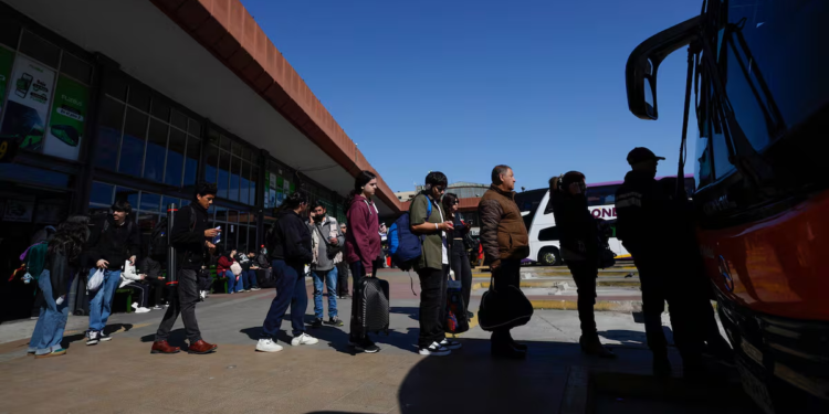 No bastaba el precio de la gasolina: Chile confirma otro aumento que afectará directamente a quienes caminan por las calles del país - Foto: La Tercera